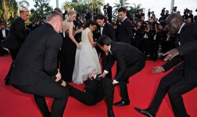 Cannes 2014: Μπήκε κάτω από το φόρεμα γνωστής ηθοποιού, την ώρα που πόζαρε στο κόκκινο χαλί!