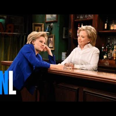 Η Hilary Clinton συναντά τη Hilary Clinton σε σκετς του SNL