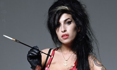 Νέες αποκαλύψεις από την μητέρα της Αmy Winehouse: «Έσβηνε τα τσιγάρα στα μάγουλά της»