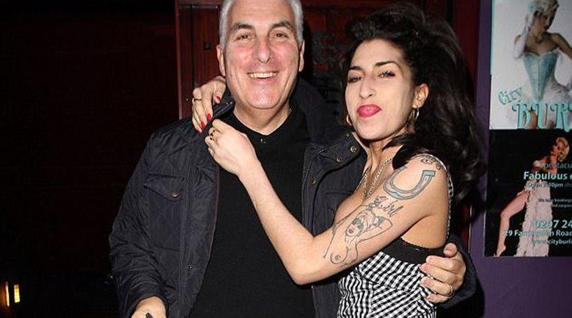 Ο πατέρας της Amy Winehouse βλέπει το φάντασμά της: Έρχεται και κάθεται στο κρεβάτι μου!