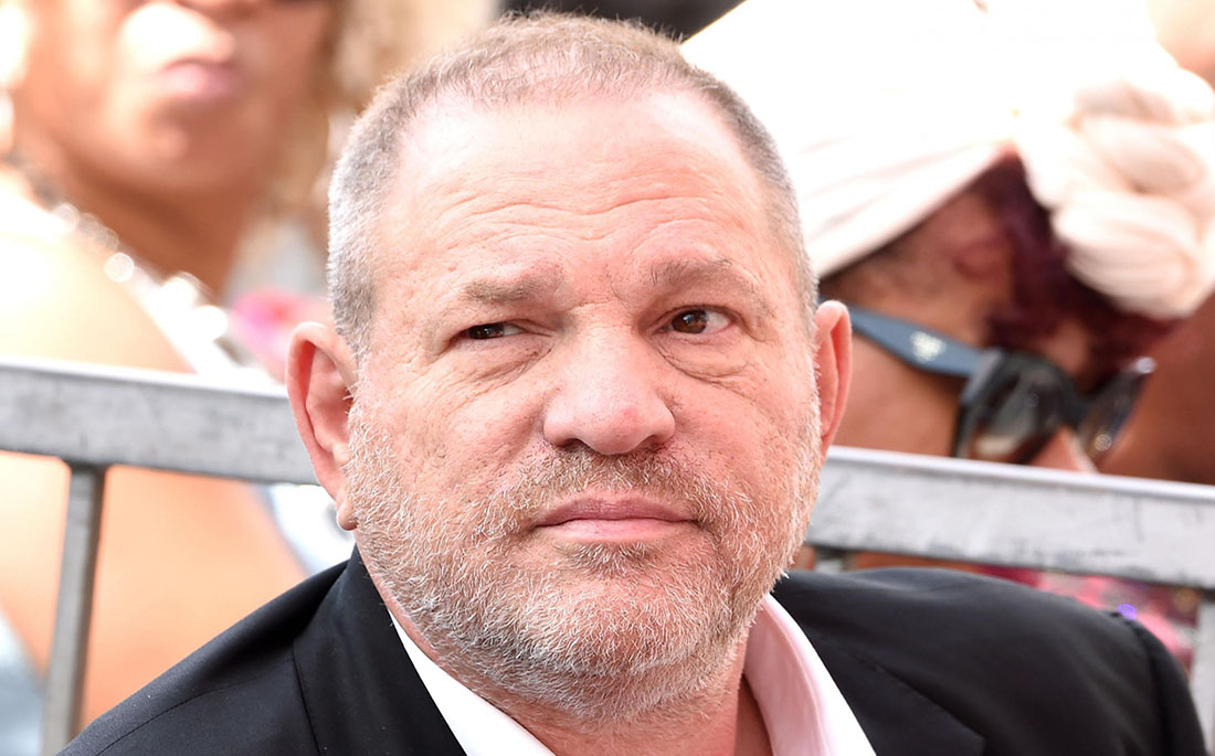 O Harvey Weinstein παραδόθηκε στις αρχές με κατηγορίες βιασμού