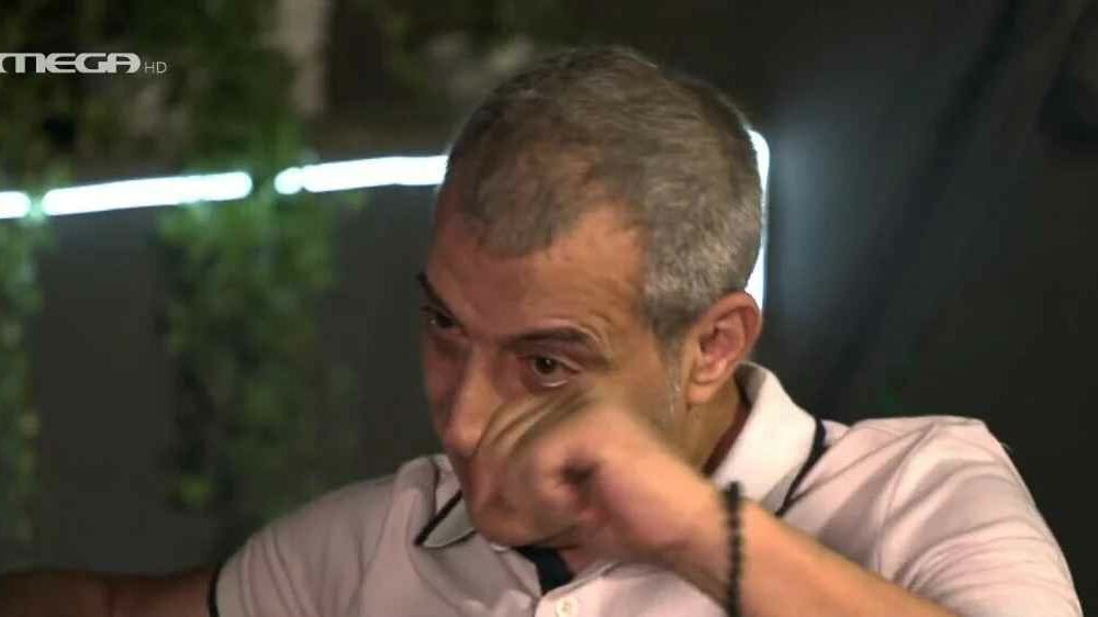 Θέμης Αδαμαντίδης: Λύγισε μιλώντας για τους γονείς του