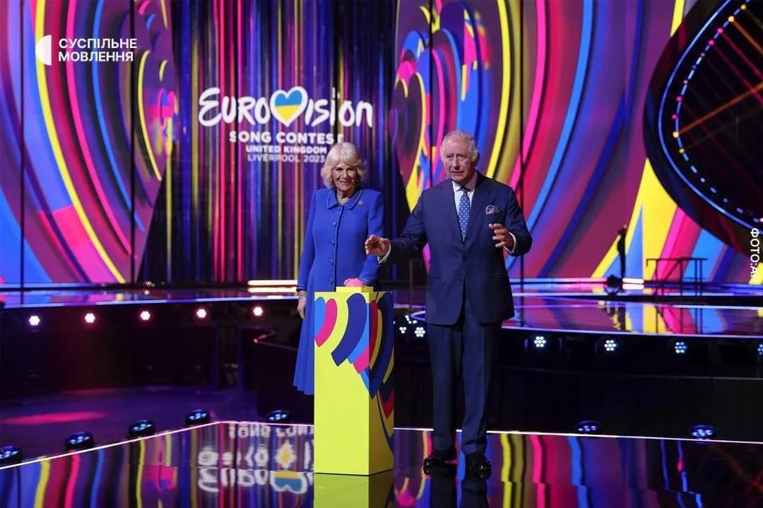 Eurovision: Ο Κάρολος και η Καμίλα έκαναν τα αποκαλυπτήρια της σκηνής
