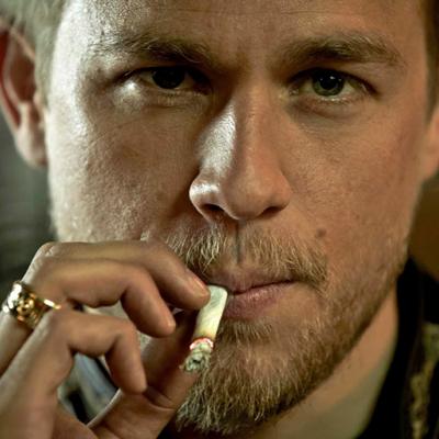 Γιατί αποχώρησε (πραγματικά) ο Charlie Hunnam απ’ το «Fifty Shades», ποιοι οι νέοι υποψήφιοι, και τι λένε οι διάσημοι στο twitter;