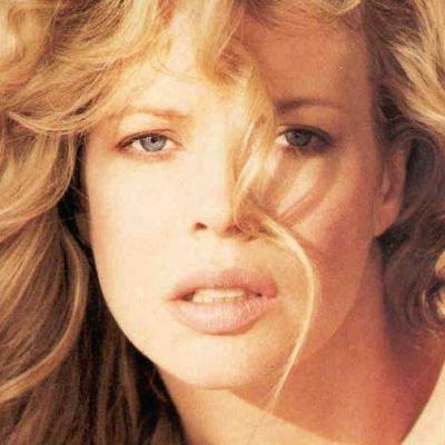 Ακόμα και στα 60 της η Kim Basinger είναι γοητευτική!