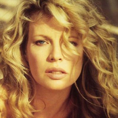 Kim Basinger... το απόλυτο sex symbol της δεκαετίας του 90 στις πιο αισθησιακές του πόζες!