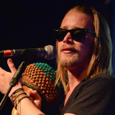 O Macaulay Culkin έφτιαξε μια μπάντα και τραγουδάει για μια πίτσα!