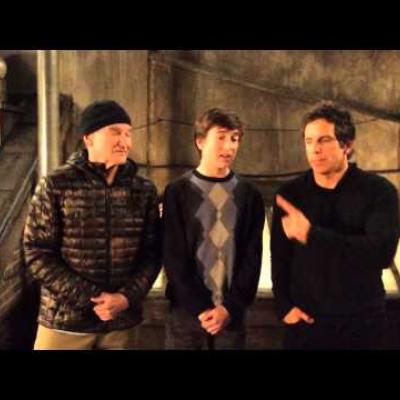 Robin Williams & Ben Stiller βοηθούν τον συμπρωταγωνιστή τους να κάνει πρόταση σε κοπέλα για τον σχολικό χορό!