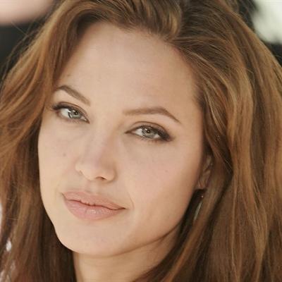 H Angelina Jolie φλερτάρει on air με τον παρουσιαστή!