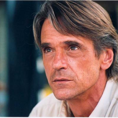 Ποιο ρόλο θα έχει ο Jeremy Irons στην καινούργια ταινία Μπατμαν-Σουπερμαν;