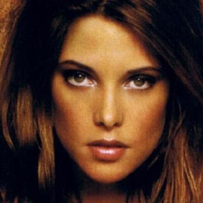 Η πρωταγωνίστρια του Twilight, Ashley Greene με ολόσωμο μαγιό στην παραλία!