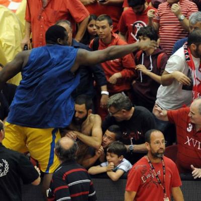 Τραγικό! Δείτε την επίθεση του Σοφοκλή Σχορτσανίτη σε οπαδούς σε χθεσινό αγώνα! (video)