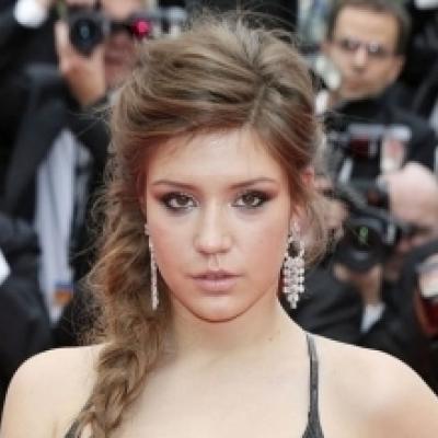 Adele Exarchopoulos.. έφερε όλα τα φλας επάνω της στις Κάννες για την πρεμιέρα του Grace of Monaco, με το ντεκολτέ της!