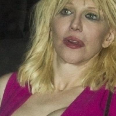 Σχεδόν όλα έξω για την Courtney Love!