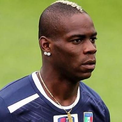 O Mario Balotelli μπορεί να σιδερώνει και ταυτόχρονα να διαβάζει το βιβλίο του Zlatan Ibrahimovic και να χορεύει!