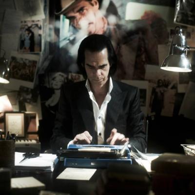 Ο Nick Cave μας κοιτά απ’ το γραφείο του στη πρώτη αφίσα του «20000 Days on Earth»