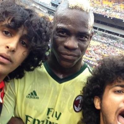 Μπήκαν στο γήπεδο για selfie με τον Mario Balotelli!