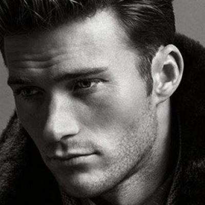 O Scott Eastwood και οι κοιλιακοί του στη παραλία!