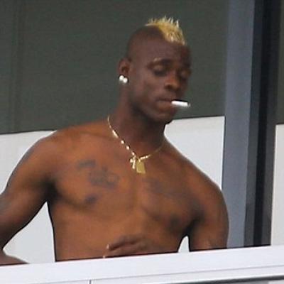O Balotelli καπνίζει και απολαμβάνει τα μπάνια του με τη καυτή σύντροφό του!