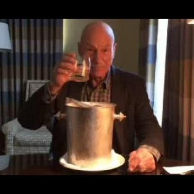 Ο Patrick Stewart ολοκληρώνει τη πρόκληση του Ice Bucket με τον δικό του τρόπο