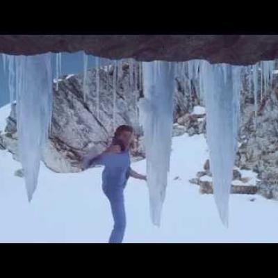Ο Jean-Claude Van Damme σέρνει έναν τεράστιο πάγο με τα μαλλιά του