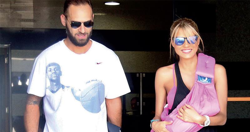 Η έξοδος της Σ. Κουτσοσταμάτη από το μαιευτήριο!