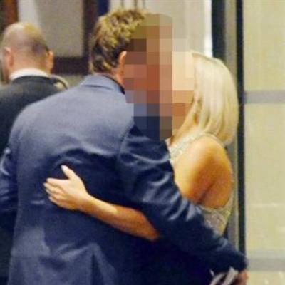 Ποιος παντρεμένος ηθοποιός φιλιέται στη μέση του δρόμου με την ερωμένη του;