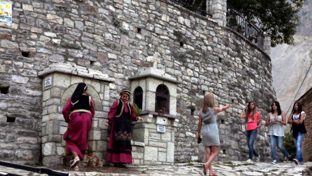 Η κόρη πρώην υπουργού θα μας… επιστρέφει στο χωριό!
