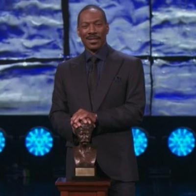 Ο Eddie Murphy σατιρίζει τον Bill Cosby ενώ παραλαμβάνει το βραβείο του