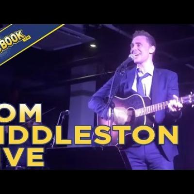 Ο Tom Hiddleston τραγουδά live για τον ρόλο του ως Hank Williams