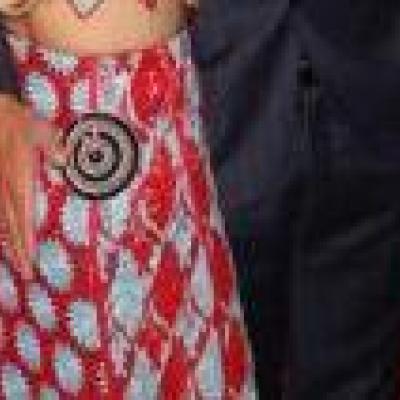 Αυτός της έπιασε τον ... και εκείνη έδειξε εσώρουχο