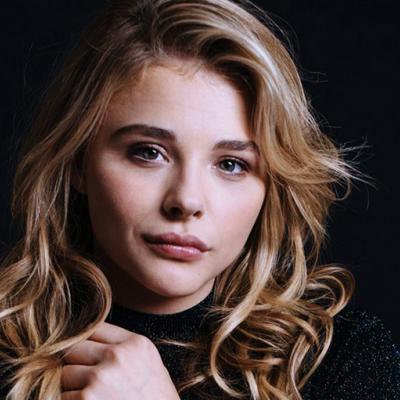 Η Chloe Moretz αποκτά ουρά ψαριού για την live-action Μικρή Γοργόνα