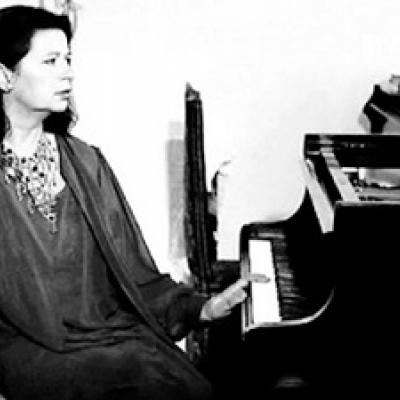 Ντόρα Μπακοπούλου, «Carte blanche»