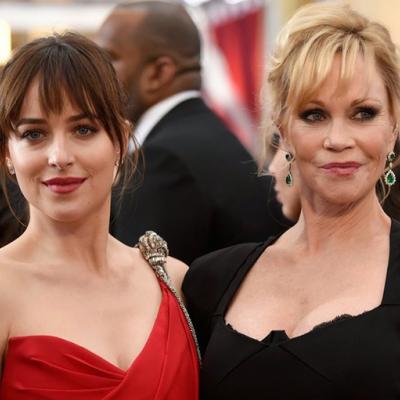 Η άβολη στιγμή της Dakota Johnson και της Melanie Griffith στο κόκκινο χαλί