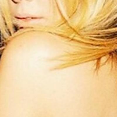 Γνωστή ξανθιά ηθοποιός του εξωτερικού σε προσωπική topless φωτογραφία