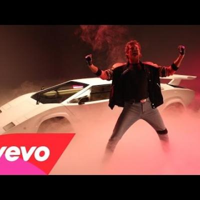 Ο David Hasselhoff ερμηνεύει το τραγούδι των τίτλων του «Kung Fury»