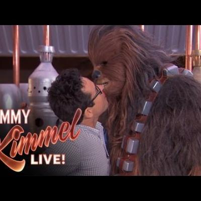 Ο J. J. Abrams και ο Chewbacca πραγματοποιούν μαζί το Twizzler Challenge