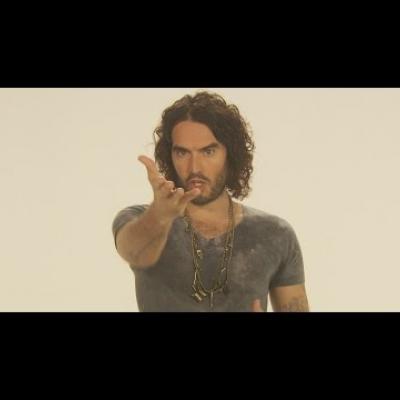 Ένα απόσπασμα απ’ το «Emperor’s New Clothes» με τον Russell Brand