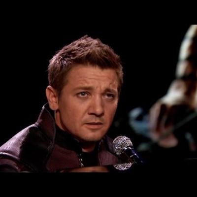 O Jeremy Renner παρωδεί το Thinking Out Loud του Ed Sheeran!
