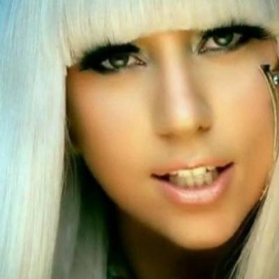 Lady Gaga... Ανακοινώθηκε ο γάμος της και όλοι ψοφάνε για το τι νυφικό θα βάλει!