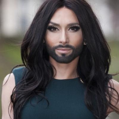 Η Conchita γυμνή στο μπάνιο