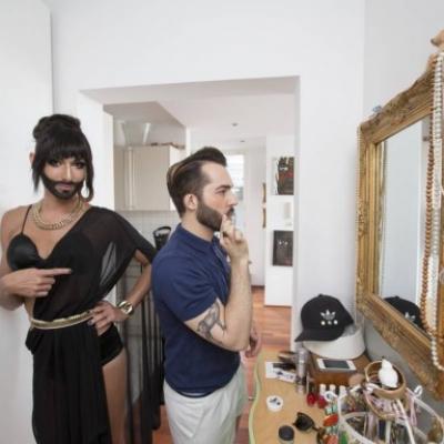 Η Κονσίτα topless σε περιοδικό που πουλάει εκατομμύρια τεύχη