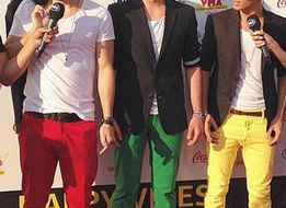 Ποιοι τραγουδιστές φόρεσαν κίτρινο, κόκκινο, πράσινο παντελόνι στα Mad Awards;