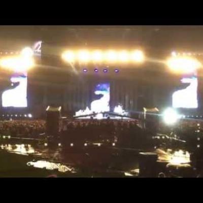 O Dave Grohl ανέβασε στη σκηνή το γιατρό του