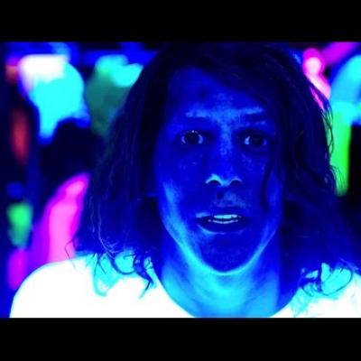 Ο Jesse Eisenberg έχει προβλήματα με το νόμο στο νέο trailer του «American Ultra»