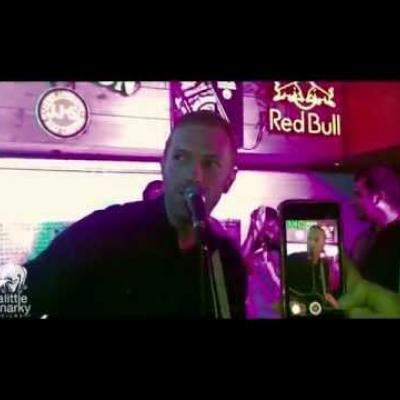 Η εμφάνιση έκπληξη του Chris Martin σε μπαρακι στο Νέο Δελχί