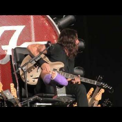 O Dave Grohl στις συναυλίες με σπασμένο πόδι!