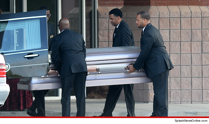 Έφτασε το φέρετρο της Bobbi Kristina για την κηδεία της