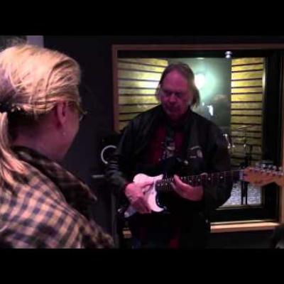 Δείτε τον Neil Young να κάνει μαθήματα κιθάρας στη Meryl Streep