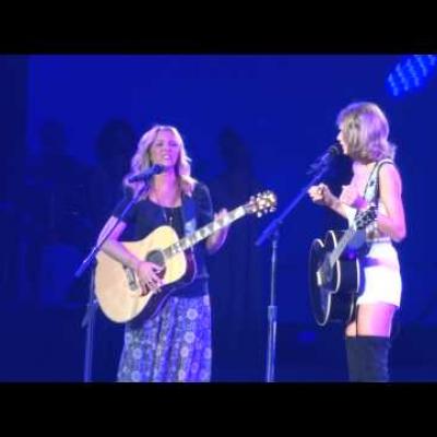 H Taylor Swift τραγούδησε το Smelly Cat μαζί με τη Φοίβη Μπουφέ on stage!